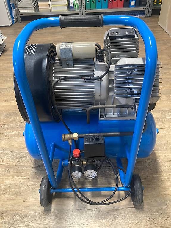 Compressori: Kompressor 220V, 2 Zylinder, 24 Lt. – Usato da Uzwil venduto da Jimmy1971 1