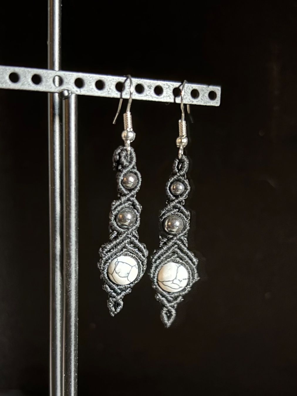 Ohrringe & -stecker: Makramee Ohrringe / Ohrhänger mit Magnesit und Hämatit – Neu (gemäss Beschreibung) aus Pfäffikon ZH von Emporos_42