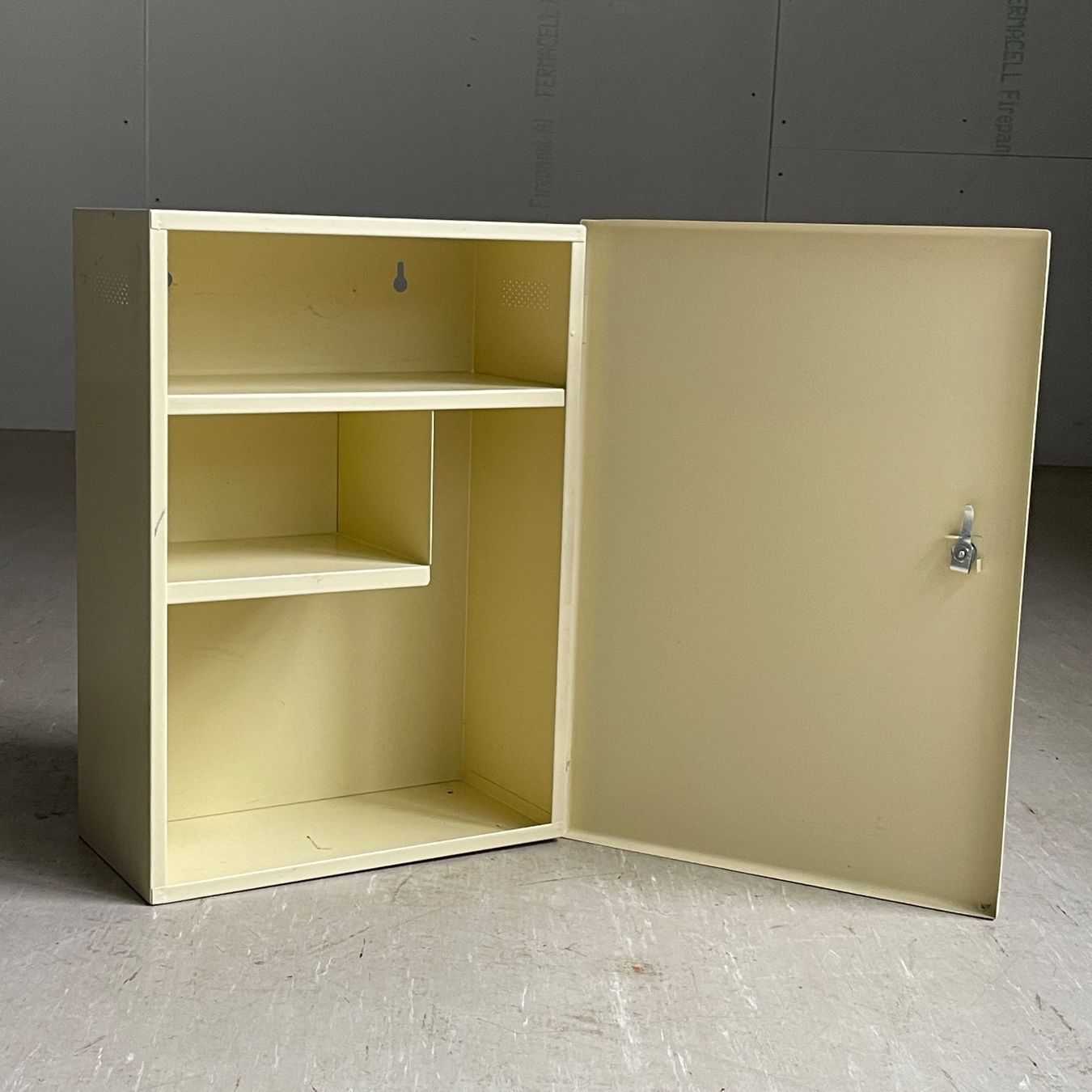 Armadi: 1950er MEWA Apotheker Schrank – Usato da Bern venduto da Modern-Era 1