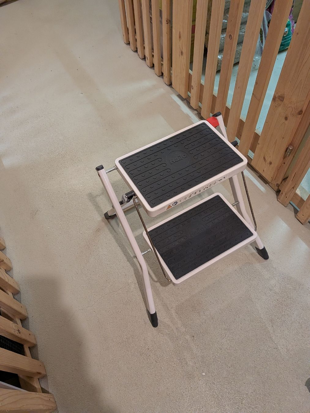 Scale: Folding Step Stool Ladder - Portable & Lightweight! – Usato da Maur venduto da geo_tw5t 1