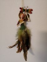 Zauberhafte Elfe mit Libelle, Federkleid - Deko zum Aufhänge