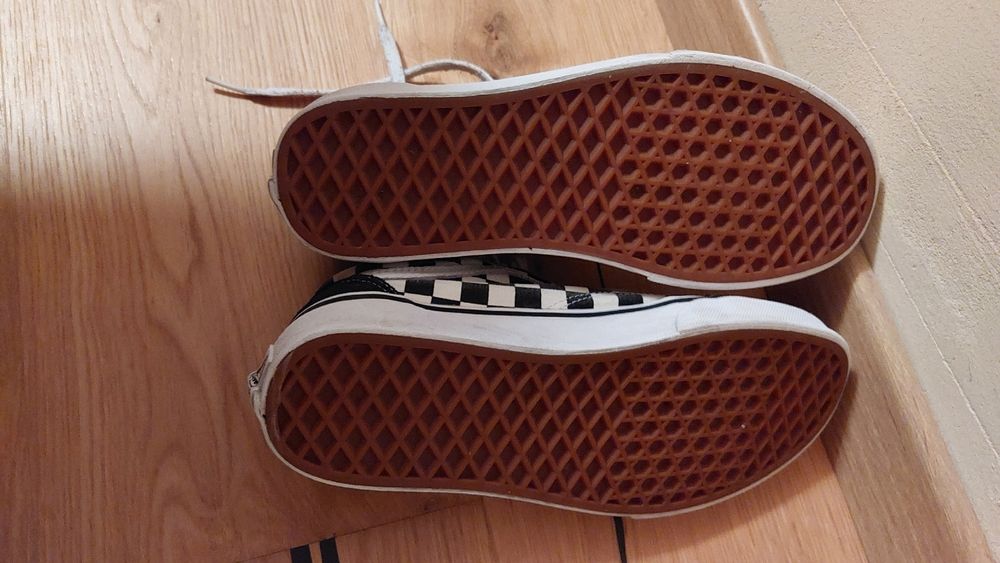 vans noires et blanches
