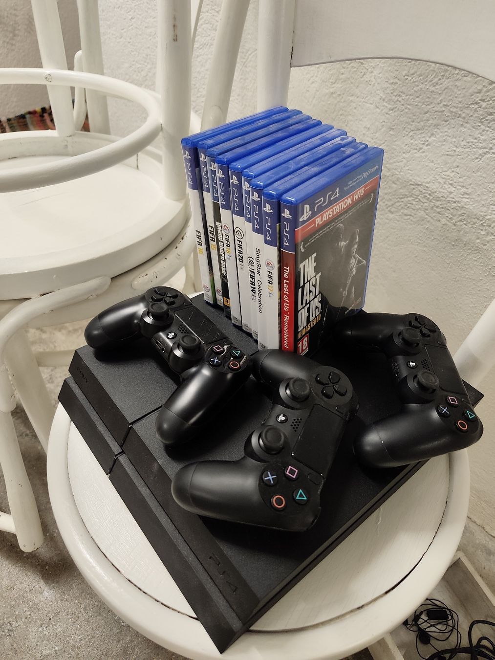 Sony Konsolen: Playstation 4 inkl 3 Controller und Games – Gebraucht aus Winterthur von fab_jg9w