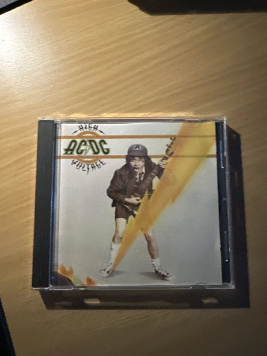 CDs: CD AC/DC High Voltage  – D'occasion à Dulliken par Zuchu