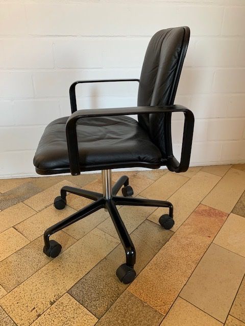 Stühle: Chaise de bureau pivotant en cuir noir – Gebraucht aus Fribourg von Jid 2