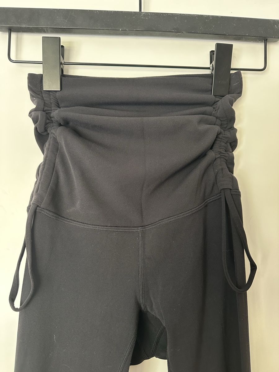 Lululemon Leggings: lululemon footed leggings size 2/eu34 – Nuovo (secondo la descrizione) da bözberg venduto da amy_7wz8 2