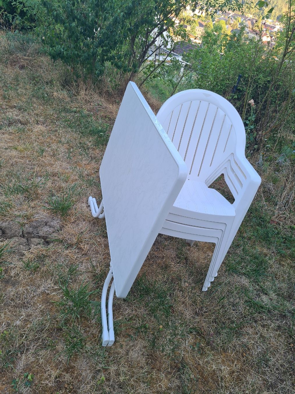 Tischset: Gartentisch mit 4 Stühlen Set weiss Kunststoff, Mecalit – Gebraucht aus Sissach von pablum87 6
