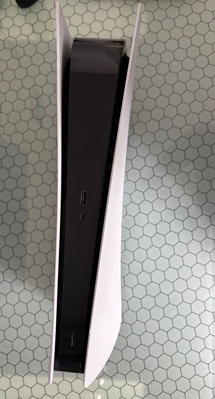 Sony Console: PlayStation 5 inkl. 2 Controller – Usato da Basel venduto da LH_01 1