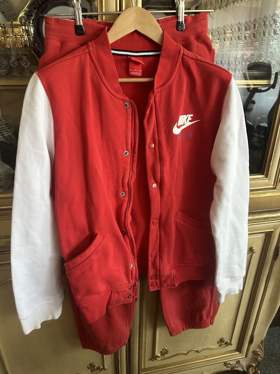 Nike Kleiderpakete: Nike cardigan und jogging Gr. M – Gebraucht aus Mont-sur-Lausanne von jolieresale
