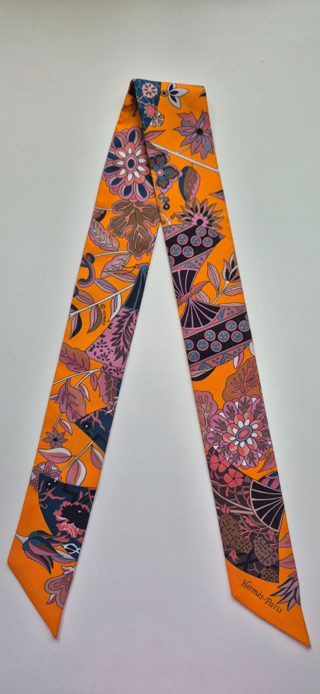 Hermès Foulard & Sciarpe: HERMÈS Twilly "Fleurs et pappillons de tissus" – Nuovo (secondo la descrizione) da Worb venduto da Satchmo04 1