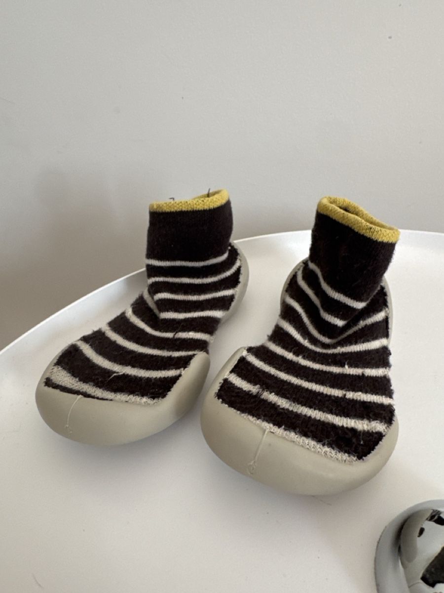 Schuhe für Jungen: Pantoufles chaussons le collégien 22/23 – Gebraucht aus Montreux von canori