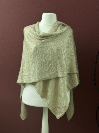 Modena Cape aus eher feinem goldenen Strick & Pailletten