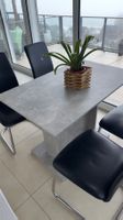 Esstisch in modernem Betonlook
