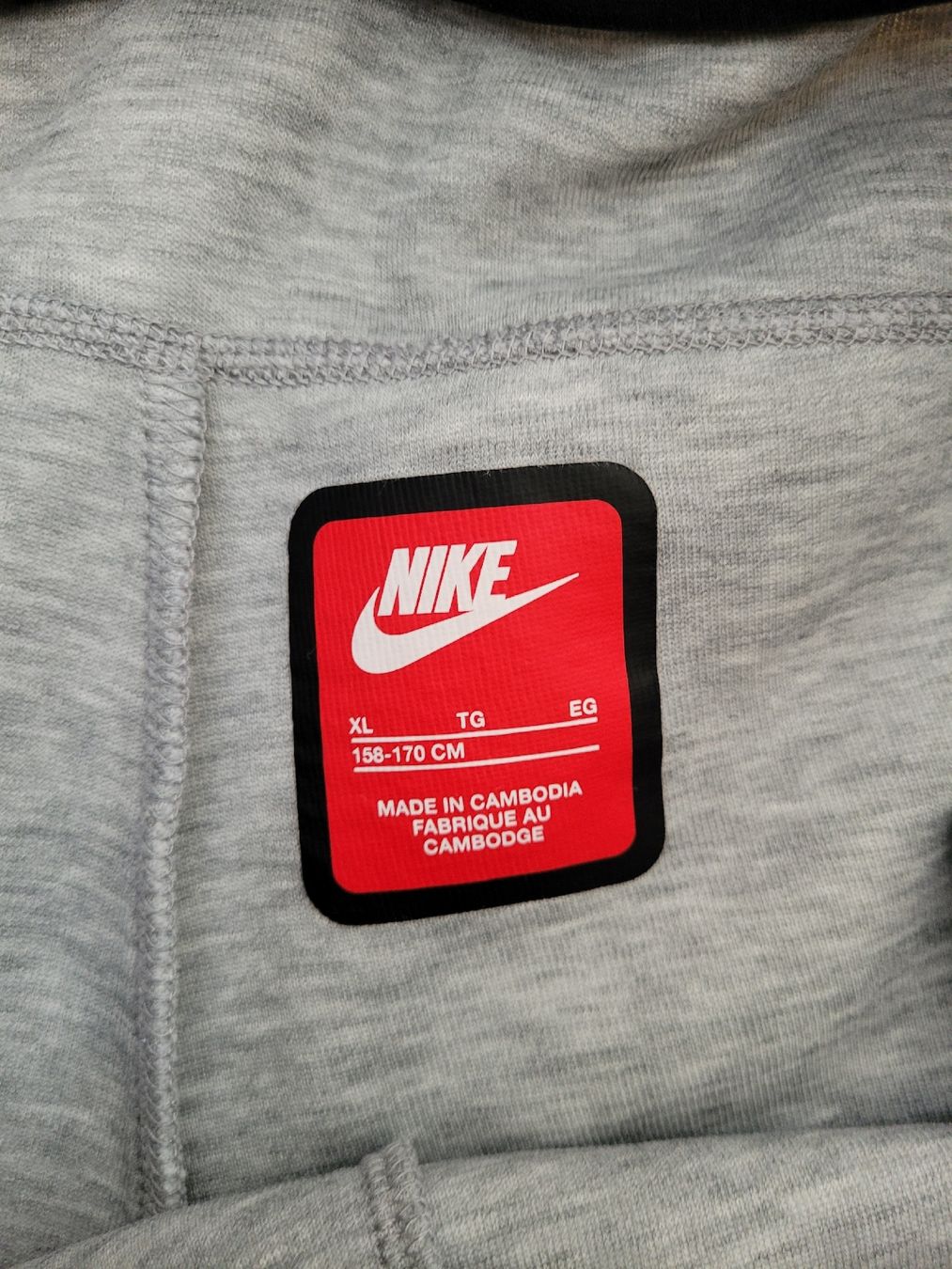 Nike Pantaloni: 86. Pantalon de jogging Nike gris – Usato da Villars-sur-Glâne venduto da m66_dch5 5