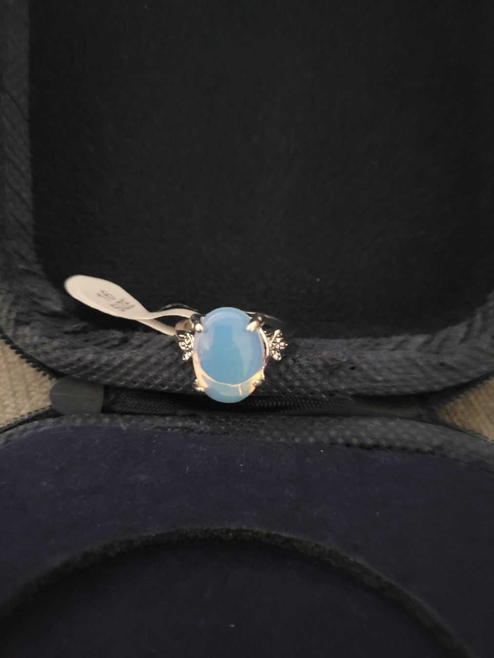 Ringe: Wunderschoener Damenring mit Opal, Grösse 16, neuwertig – Neu und originalverpackt aus Bassersdorf von Hyri.i 1