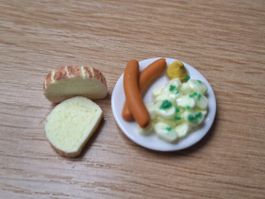 Wienerli mit Kartoffelsalat und Brot, Handgemacht