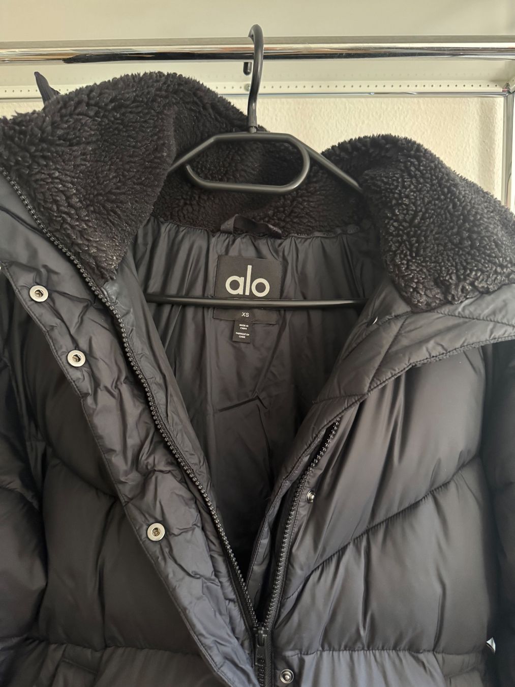 Alo Yoga Giacche: Alo Yoga Winterjacke – Nuovo (secondo la descrizione) da Riehen venduto da karolina3 1