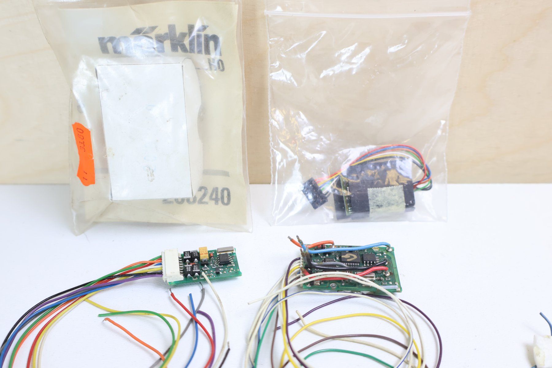 Märklin Modelleisenbahnen: Mehrere Digital Lok Decoder + Märklin Umschalter H0 – Gebraucht aus Winterthur von Monstera 1