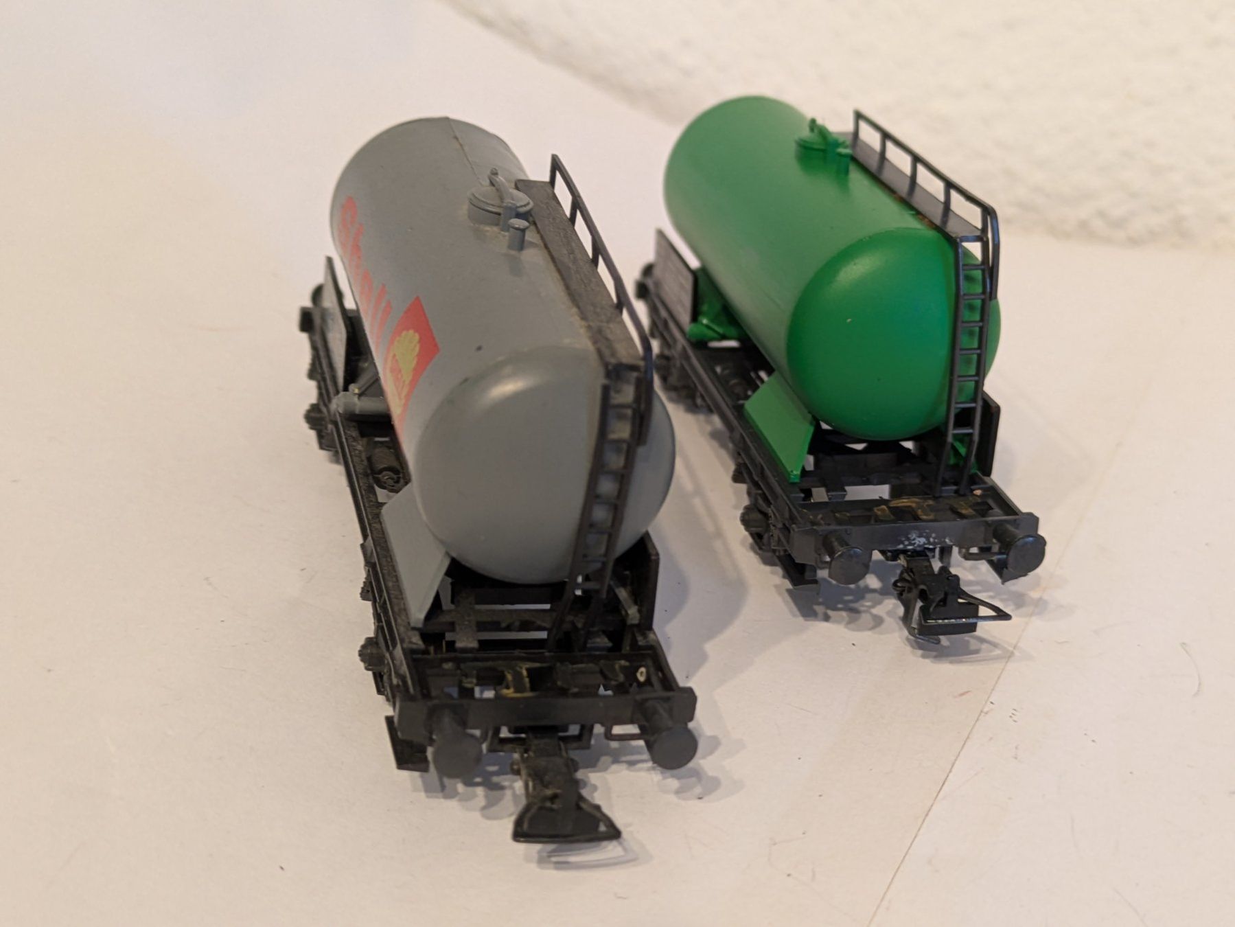 Liliput Modelleisenbahnen: 2 Tankwagen – Gebraucht aus Büttikon AG von bae_98h5 2