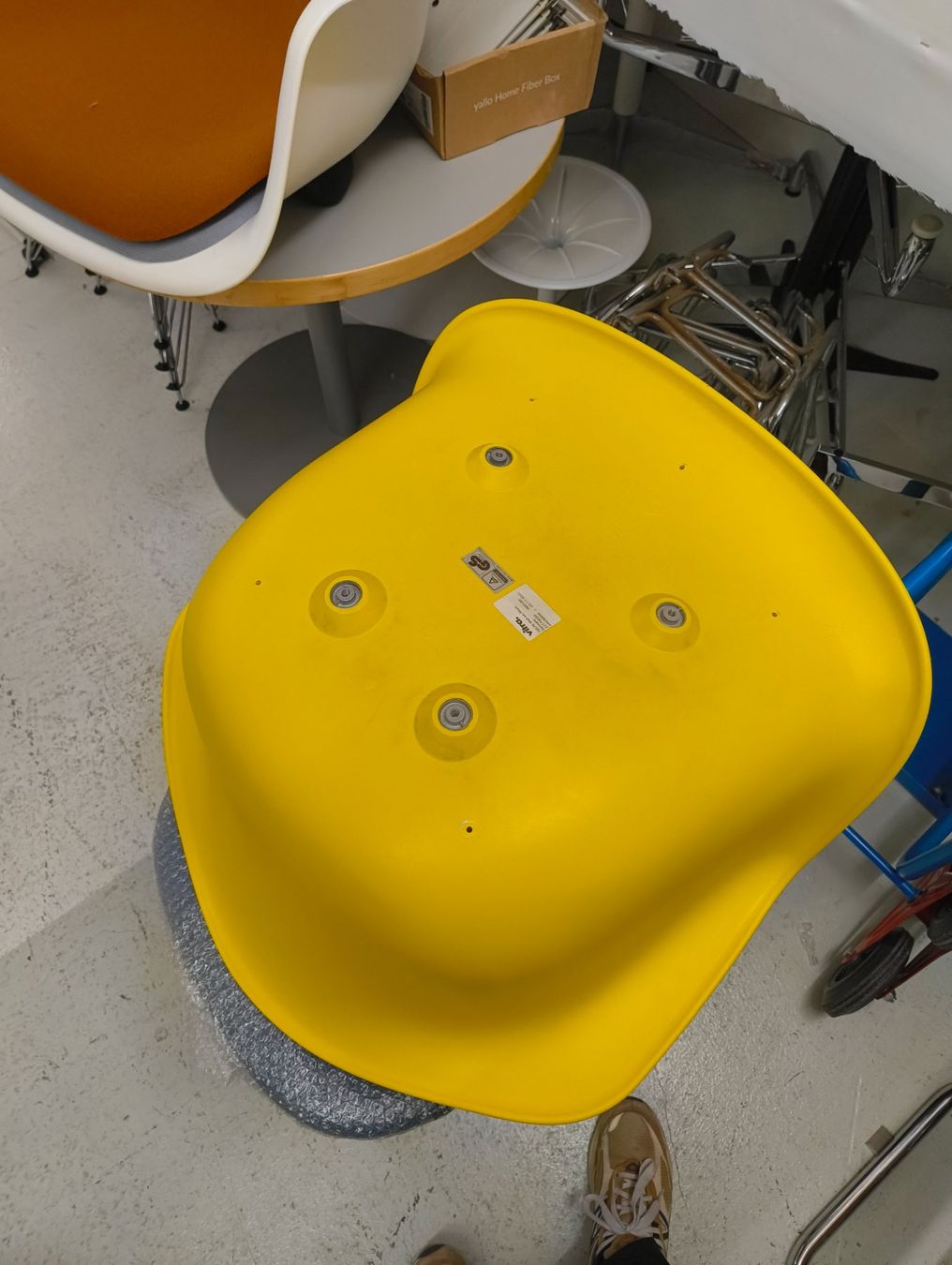 Vitra Sedie: Vitra Eames Armchair Schale – Usato da Zürich venduto da AntonBortis 3