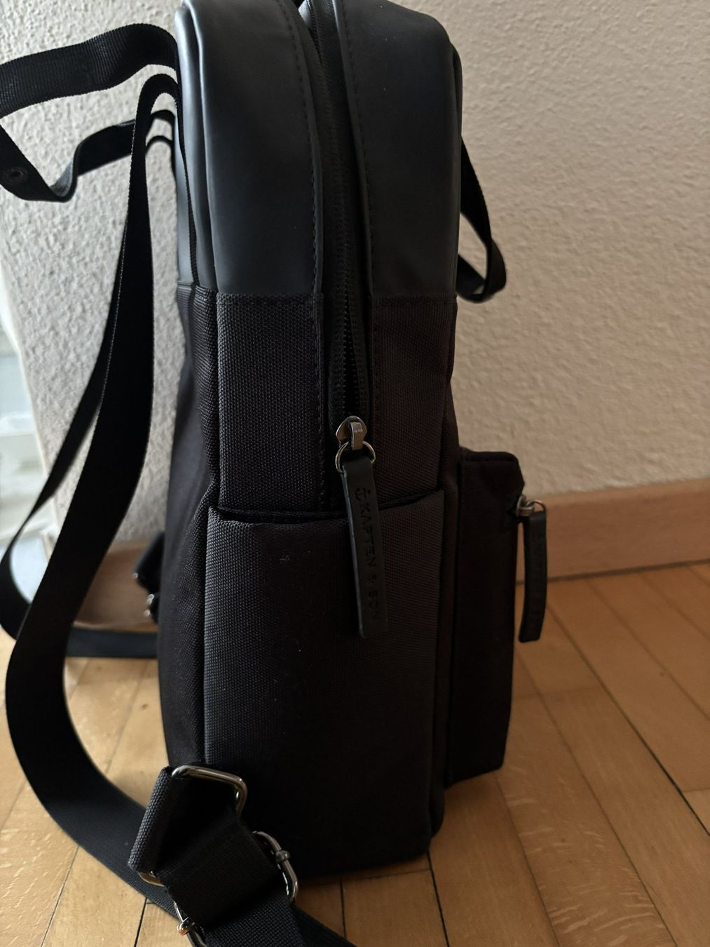 Kapten & Son Zaini: Schwarzer  Kapten & Son Rucksack – Usato da Winterthur venduto da gae_5xxb 1