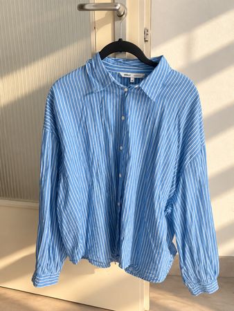 Only Bluse, Gr. M, blau/weiss