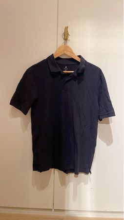 Schlichtes, dunkelblaues Poloshirt von H&M, Grösse M