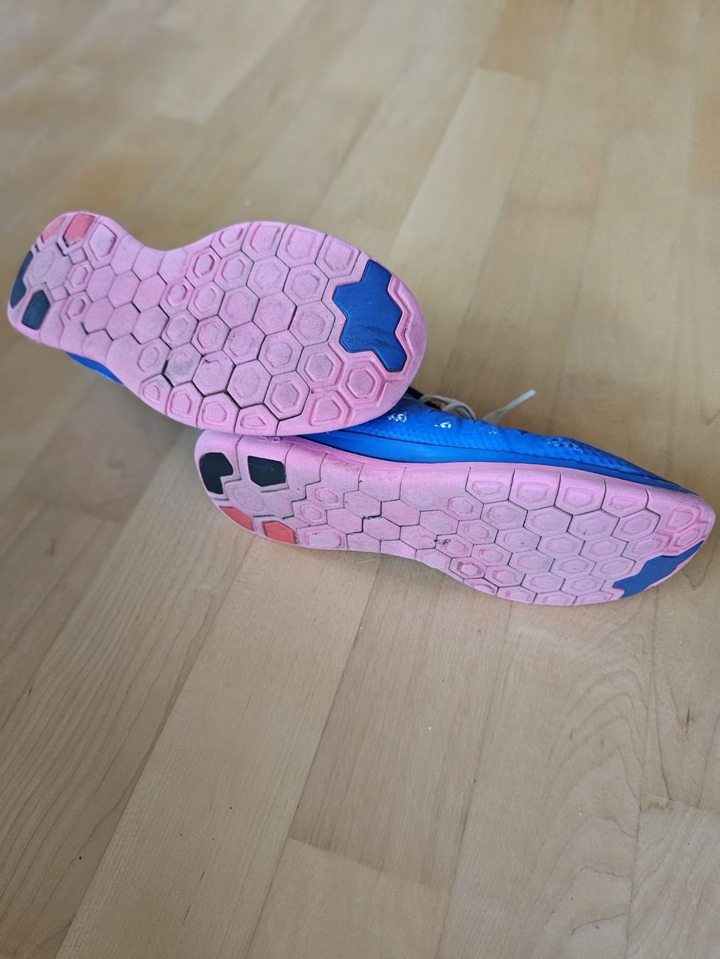 Nike Scarpe per ragazze: Nike Turnschuh Grösse 35.5 – Usato da Lungern venduto da Bohnenkraut69 2