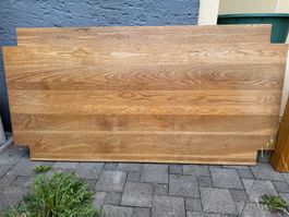 Holztisch mit massiven Holzbeinen