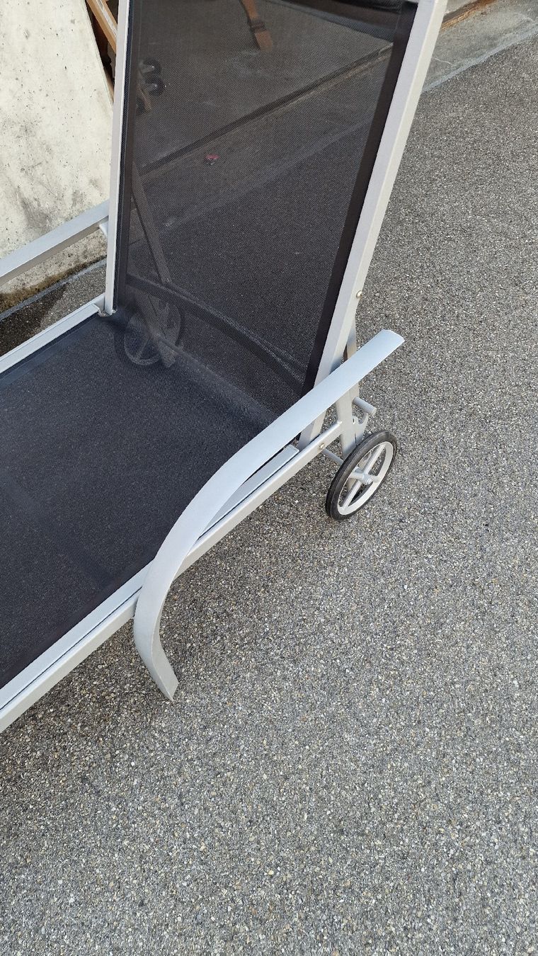 Liegen & Liegestühle: Liegestuhl Aluminium Schwarz mit Rollen  – Gebraucht aus Herisau von Antiques.AR 1
