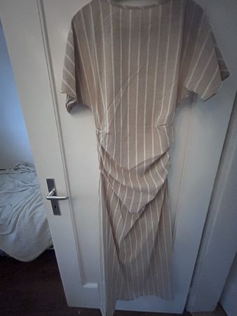 Robe longue beige rayée avec détails froncés taille M
