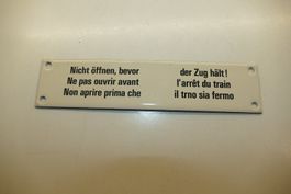 Original Schild Nicht öffnen, bevor der Zug Hält!