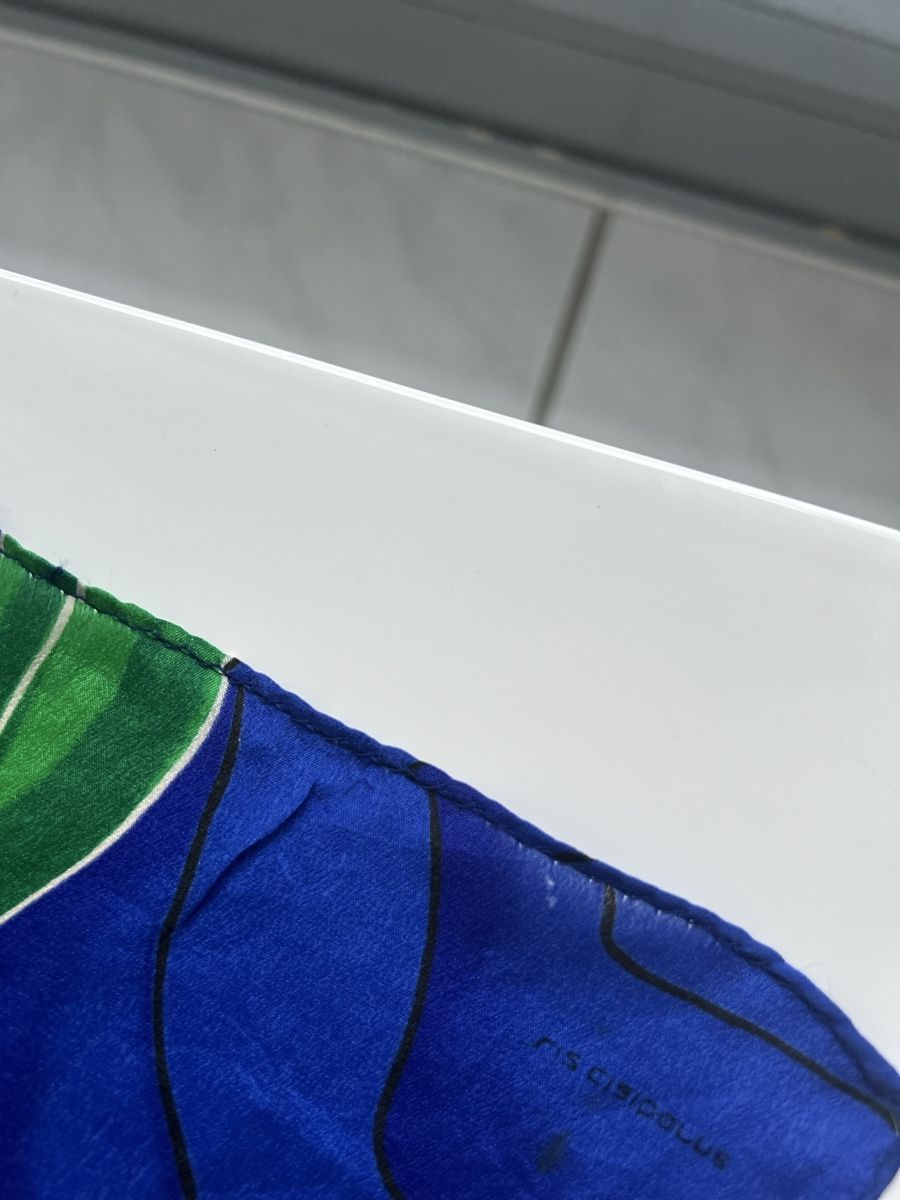 Foulards & écharpes: Blue silk scarf with red floral print – D'occasion à Saland par ele_vc96 1