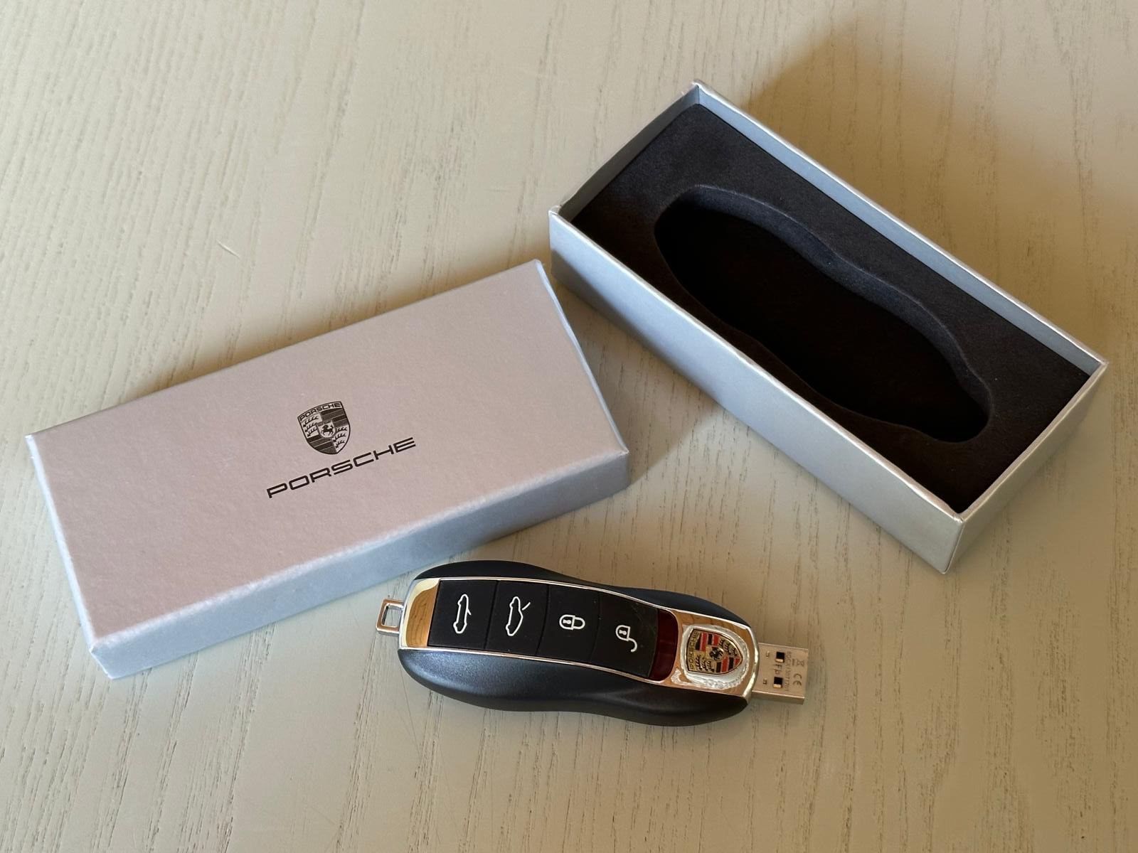 Porsche Chiavette USB: Porsche Original 8GB USB-Stick / NEU – Nuovo e nell'imballaggio originale da Zürich venduto da jimmy_12 3