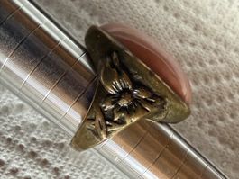 Ring Metall mit Stein und Blumenmotiv groessengross