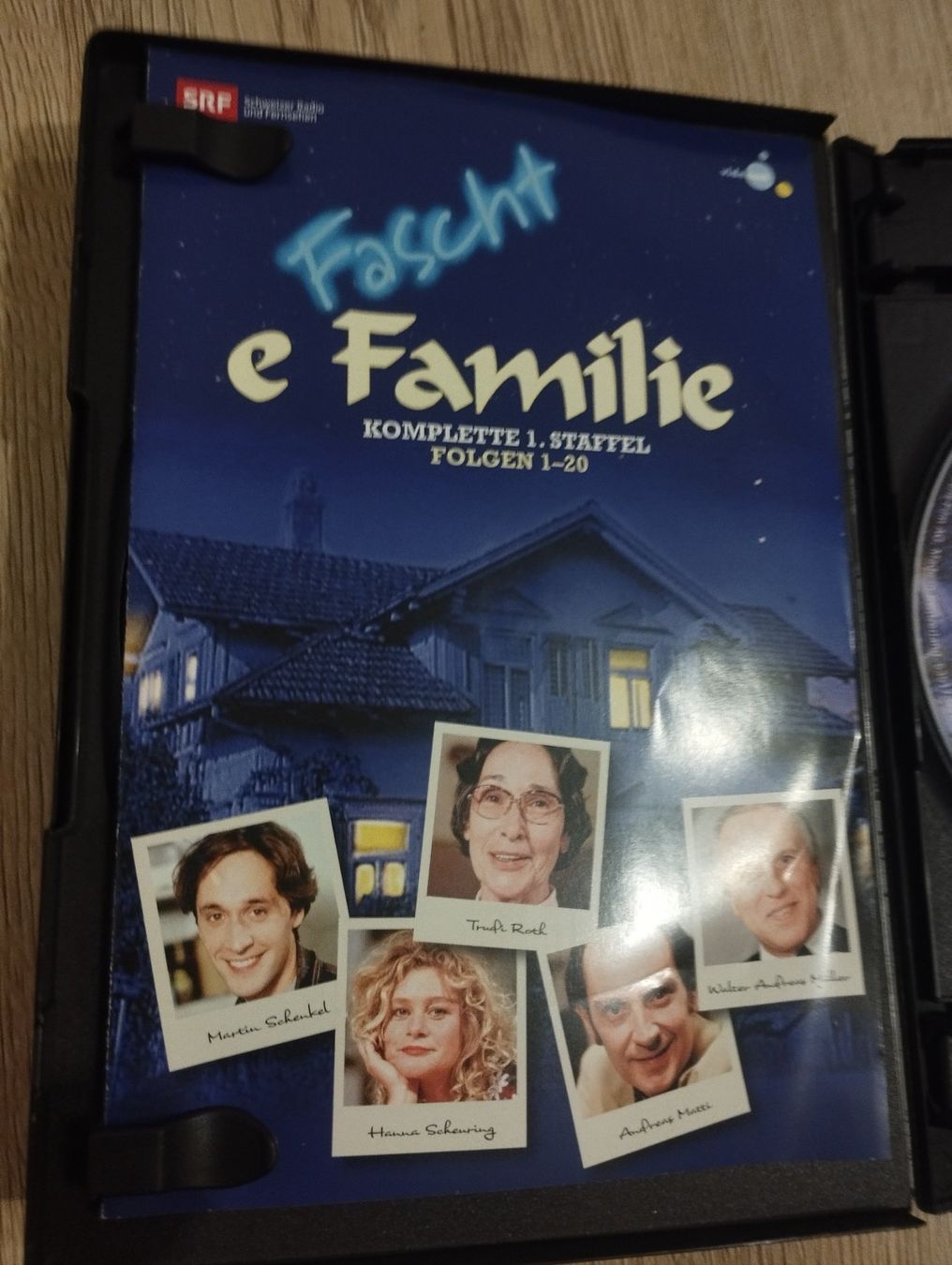 Tutti i DVDs: Fascht e familie Komplette Staffel 1 – Usato da Steffisburg venduto da AutoFiat 2