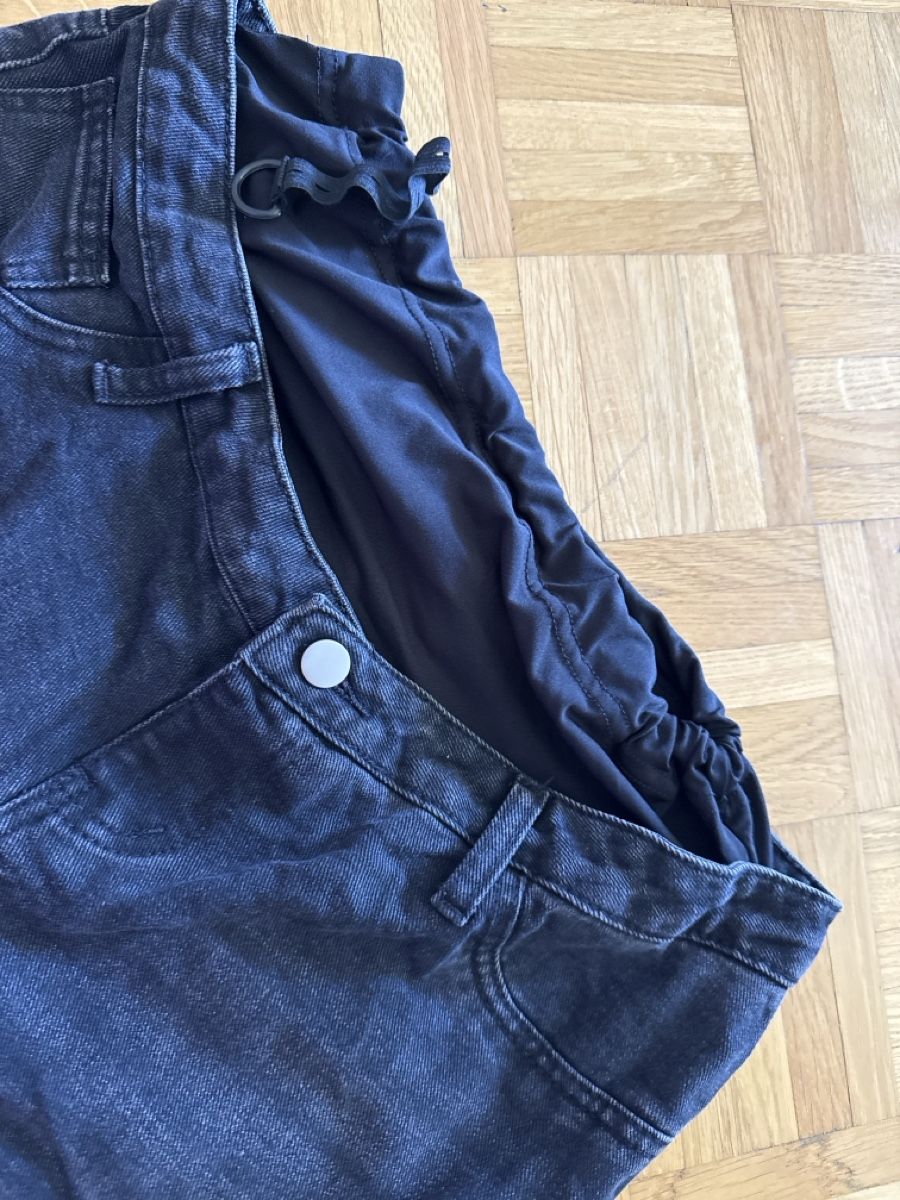 Lotti di vestiti: Jean maternité noir, taille réglable, bon état – Usato da Birsfelden venduto da dan_q2df 7