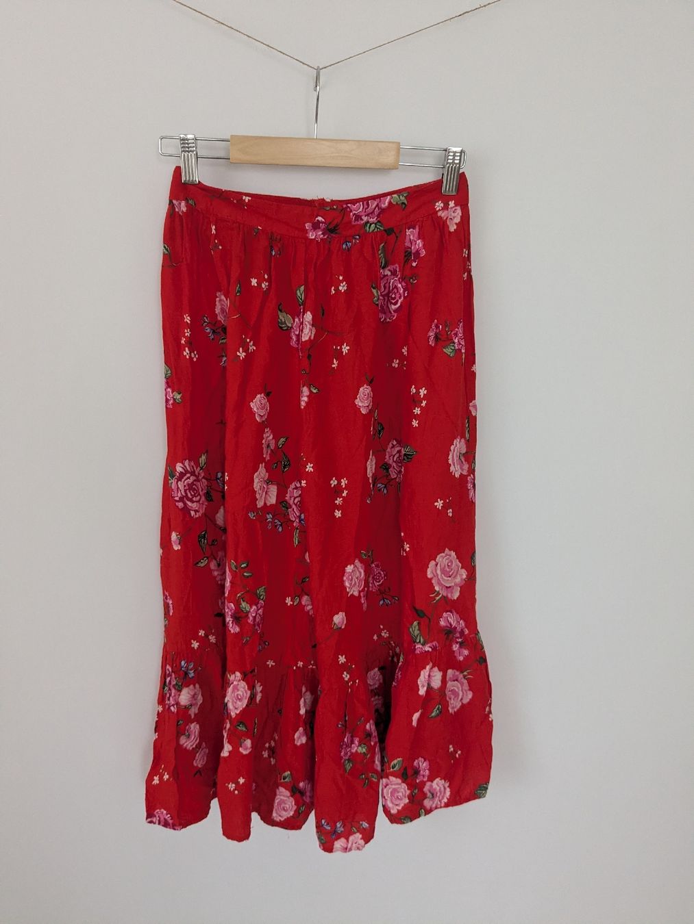 H&M Jupes: Rock rot Blumenmuster Grösse 34 H&M Divided – D'occasion à Rorschach par olg_5qq2 1