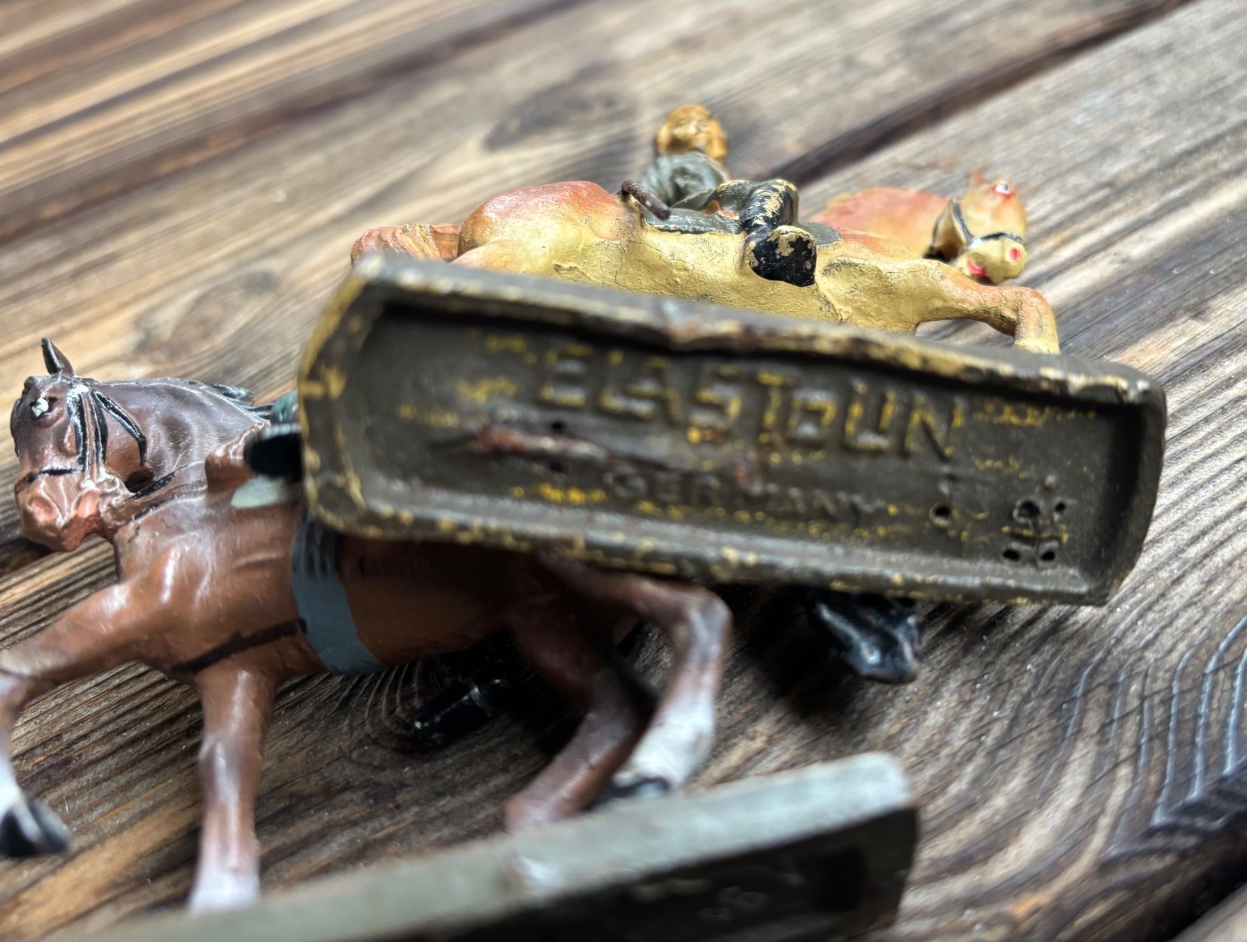 Statuette: 3 alte Elastolin Figuren Soldaten mit Pferden – Usato da Lüchingen venduto da Eeizo 6