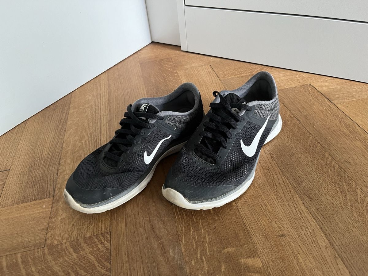 Nike Scarpe da donna: Nike Sneakers schwarz 35.5 – Usato da Basel venduto da blumenkimd
