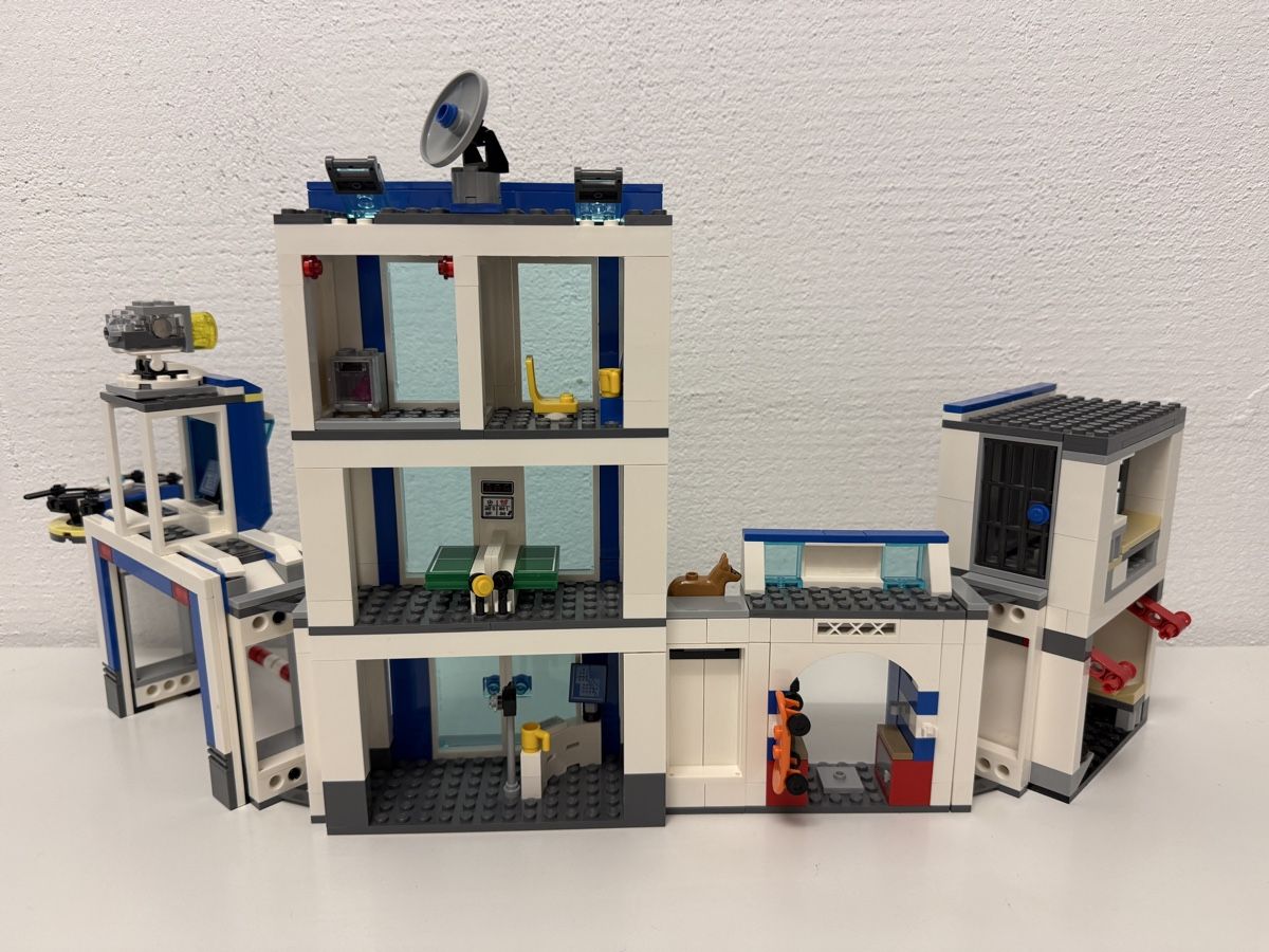 Lego Kit di costruzioni: LEGO City Polizeistation 60246 – Usato da Hombrechtikon venduto da come01 2