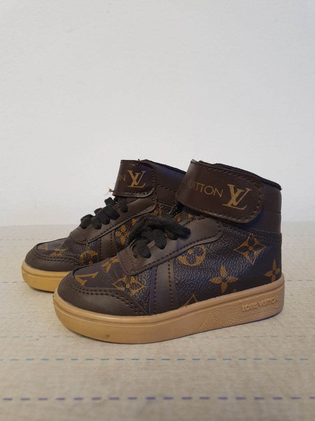 Louis Vuitton Scarpe da uomo: Chaussures Louis Vuitton enfant – Usato da Tramelan venduto da Anneli