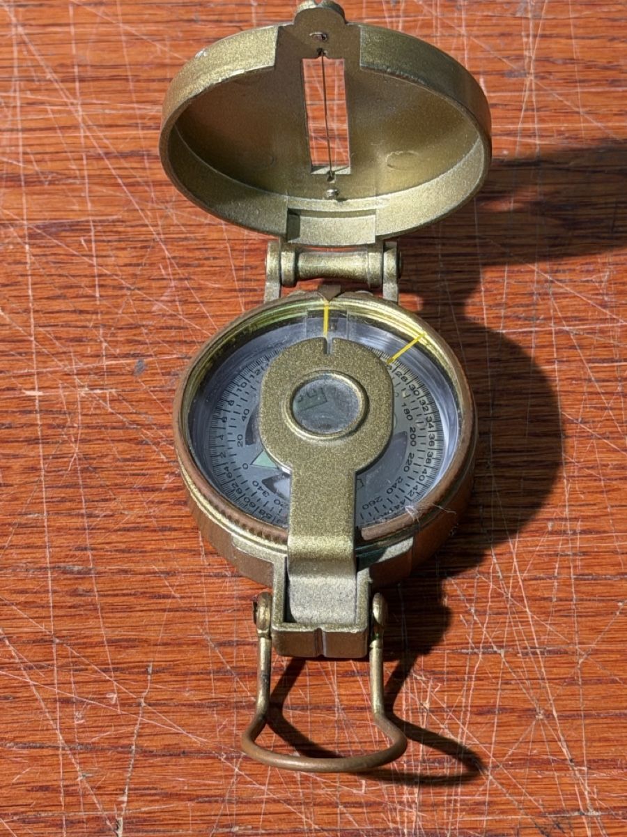 Kletterausrüstungen: Vintage Metal Compass, Folding Design, Acceptable – Gebraucht aus Lausanne von artnouveau04