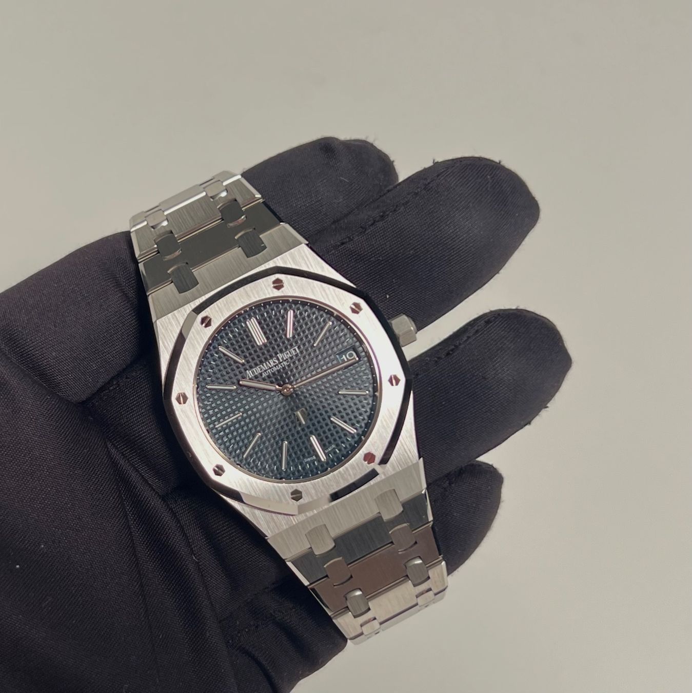 Audemars Piguet Uhren: Audemars Piguet Royal Oak Jumbo Extra-Thin Full set 2025 – Neu und originalverpackt aus Grand-Lancy von Zephyr.26 6