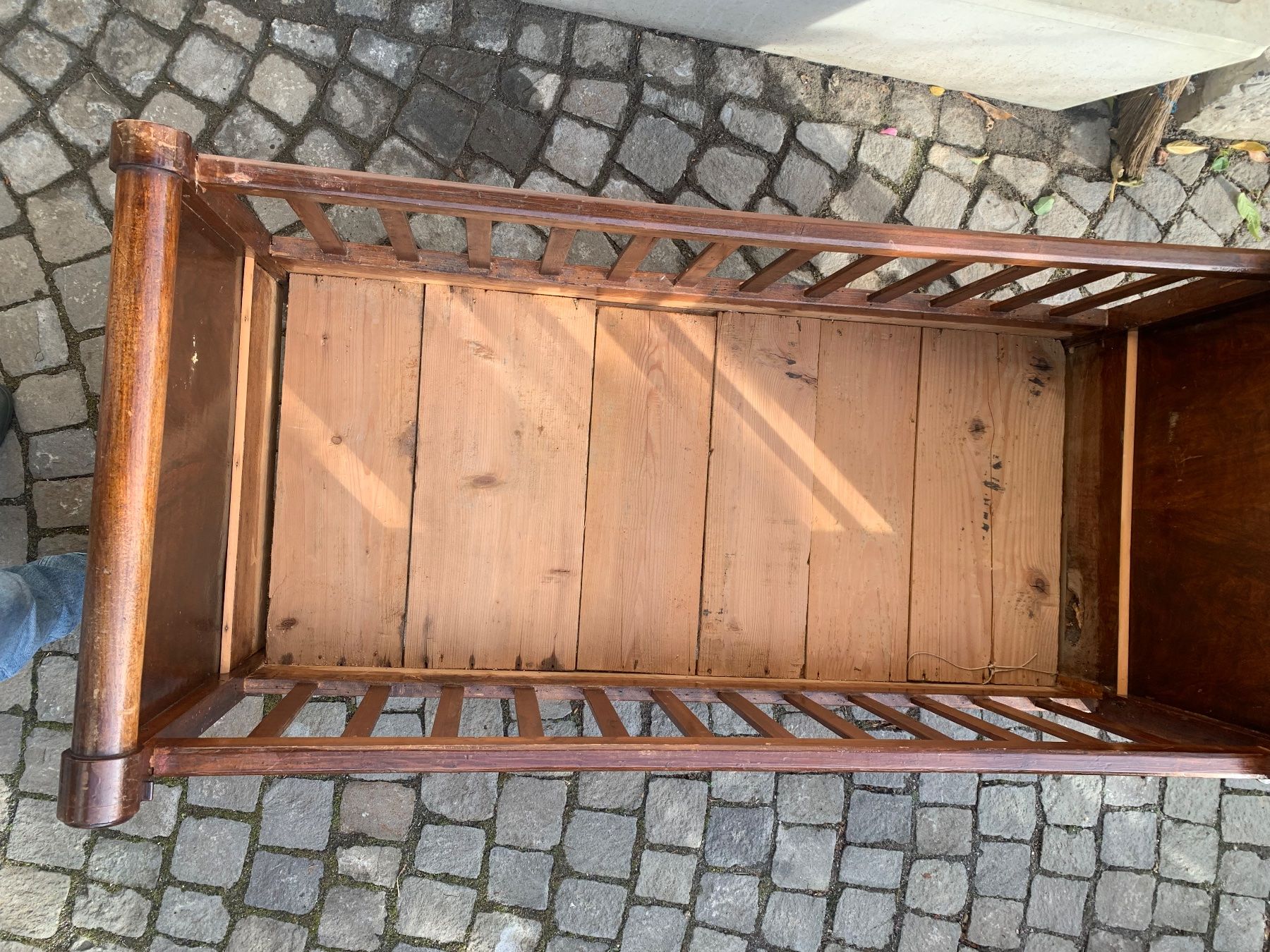 Letti: Lit bébé ancien en noyer – Usato da Jongny venduto da mel_56b9 6