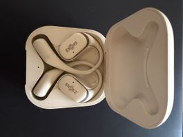 Shokz OpenFit Open-Ear-Kopfhörer mit Ladecase, Beige