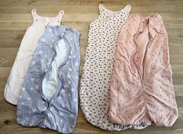 Vier schöne Kleinkinder Schlafsäcke