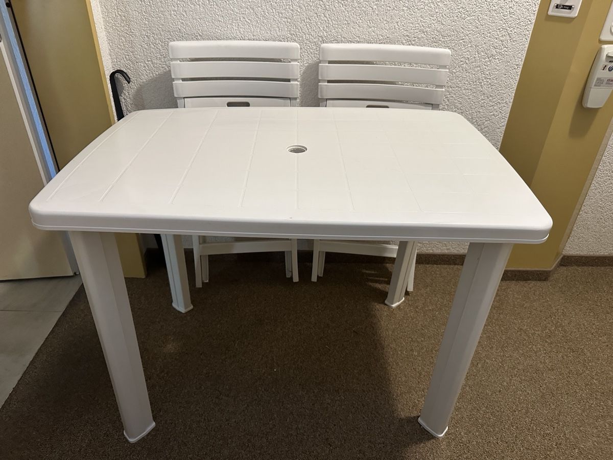 Set di tavolo e panche: Gartentisch mit 2 Klappstühlen, Kunststoff, Weiss – Usato da Hedingen venduto da kamarue 1