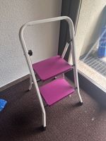 Kleine Tretleiter mit pinken Stufen, 2 Stufen, klappbar