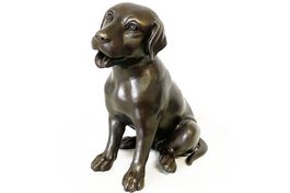 Bronzefigur, kleiner sitzender Labrador